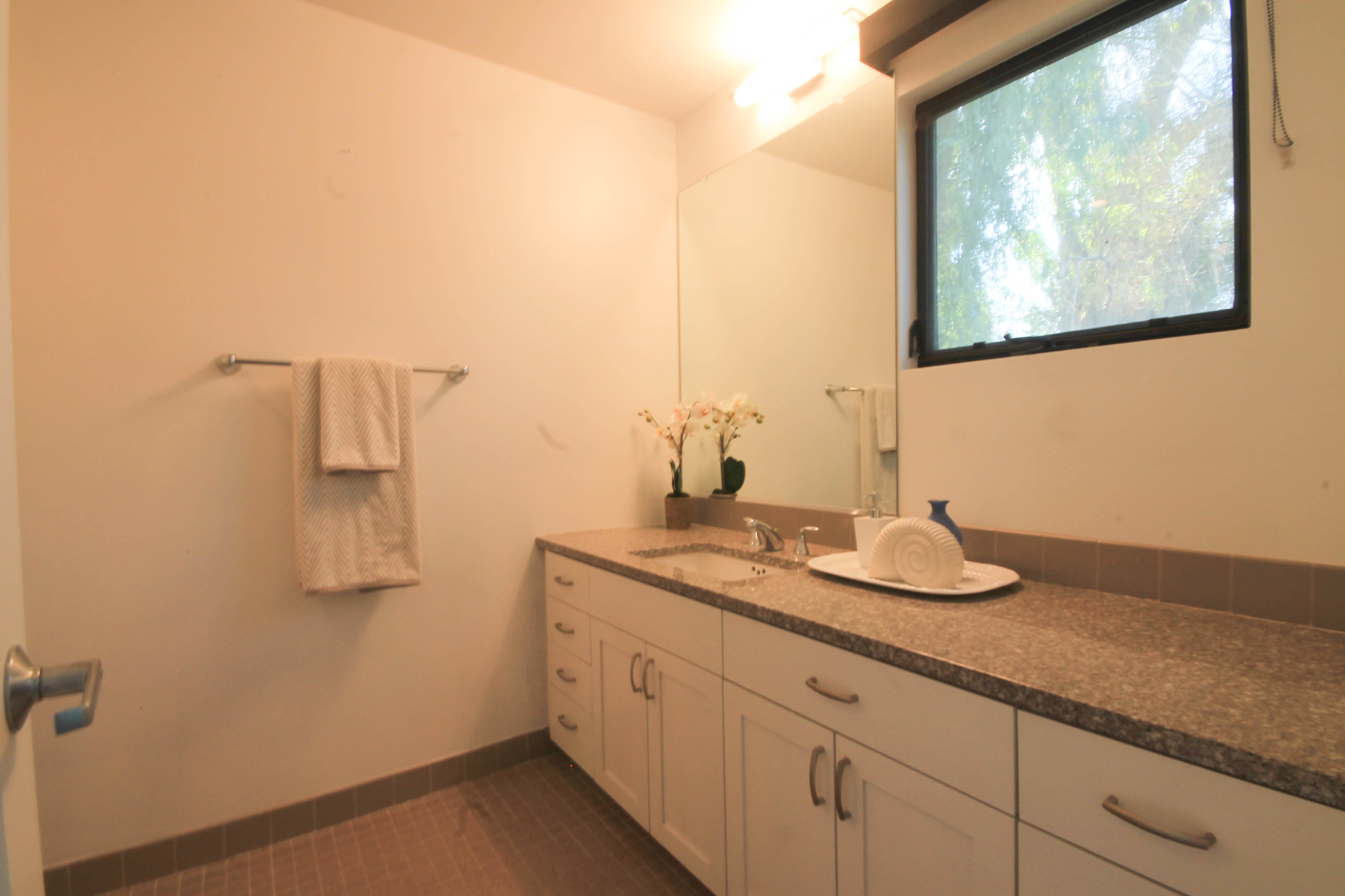Metro 12 condominiums bathroomw2